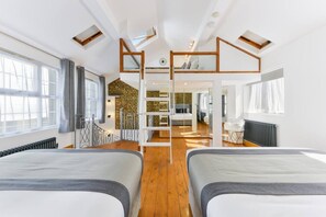 Bureau, fer et planche à repasser, lit de bébé portatif, Wi-Fi