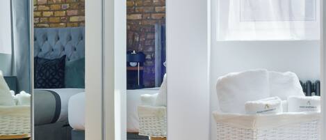 Iron/ironing board, Internet, bed sheets