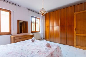 Tabla de planchar con plancha, wifi, ropa de cama