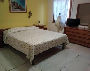 Iron/ironing board, WiFi, bed sheets - Apartment 'Valentina' with Balcony, Wi-Fi and Air Conditioning (Jerzu)