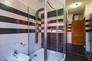 Douche, sèche-cheveux, serviettes fournies