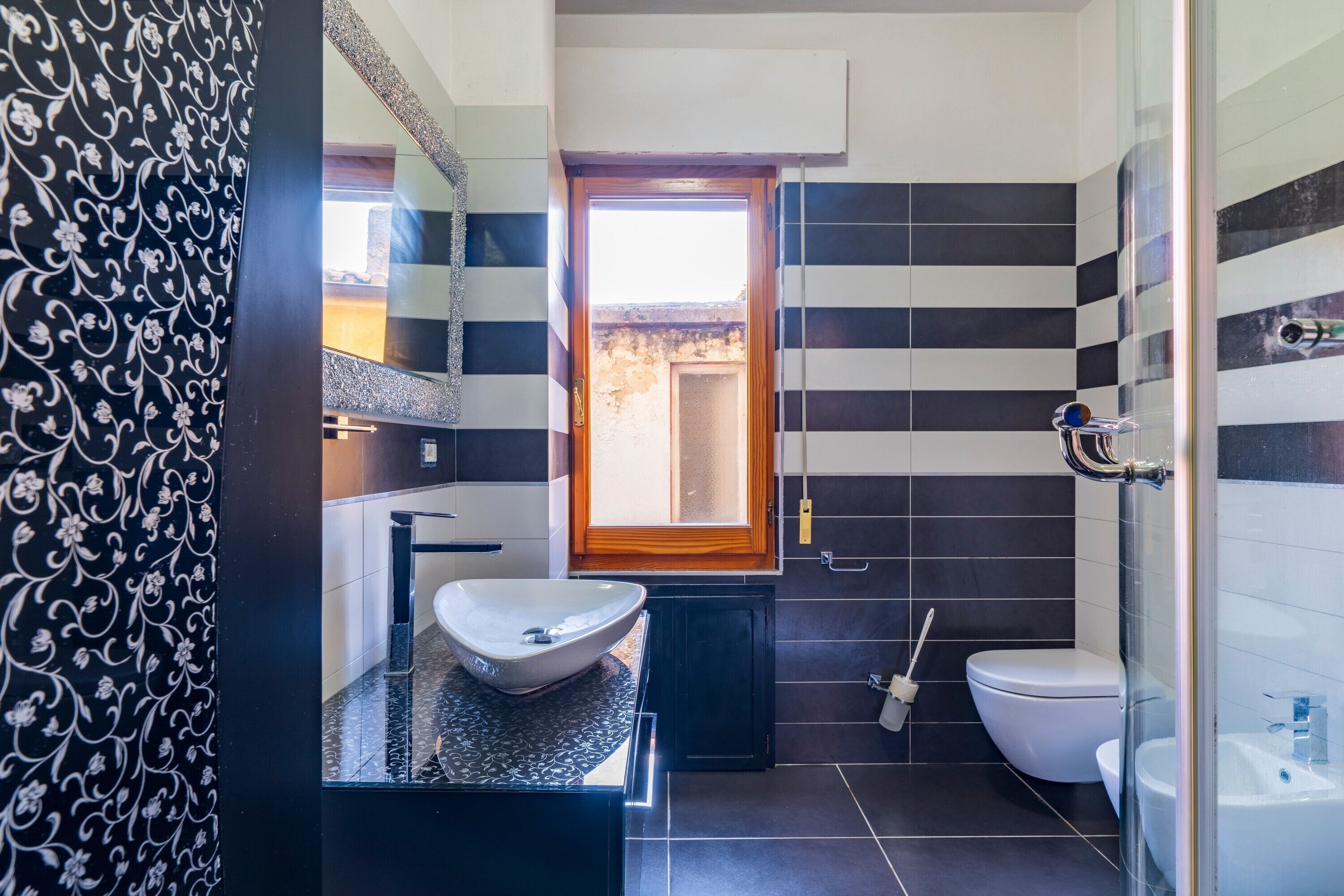 Douche, sèche-cheveux, serviettes fournies