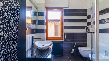 Douche, sèche-cheveux, serviettes fournies