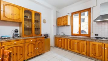 Frigorífic, microones, forn i placa de cuina