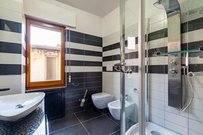 Shower, hair dryer, towels - Apartment 'Valentina' with Balcony, Wi-Fi and Air Conditioning (Jerzu)