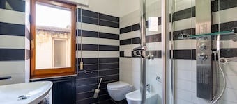 Apartment 'Valentina' with Balcony, Wi-Fi and Air Conditioning
