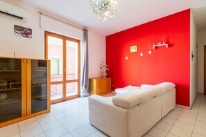 TV, fireplace - Apartment 'Valentina' with Balcony, Wi-Fi and Air Conditioning (Jerzu)