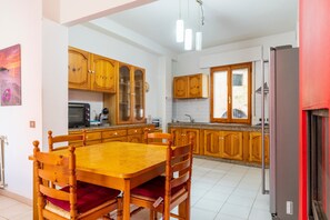 Dining - Apartment 'Valentina' with Balcony, Wi-Fi and Air Conditioning (Jerzu)