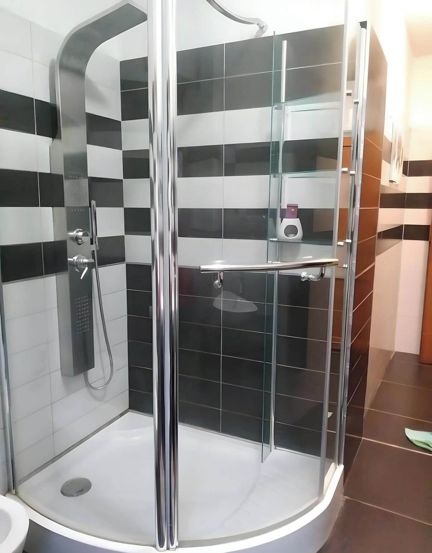 Douche, sèche-cheveux, serviettes fournies