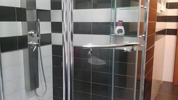 Douche, sĂšche-cheveux, serviettes fournies