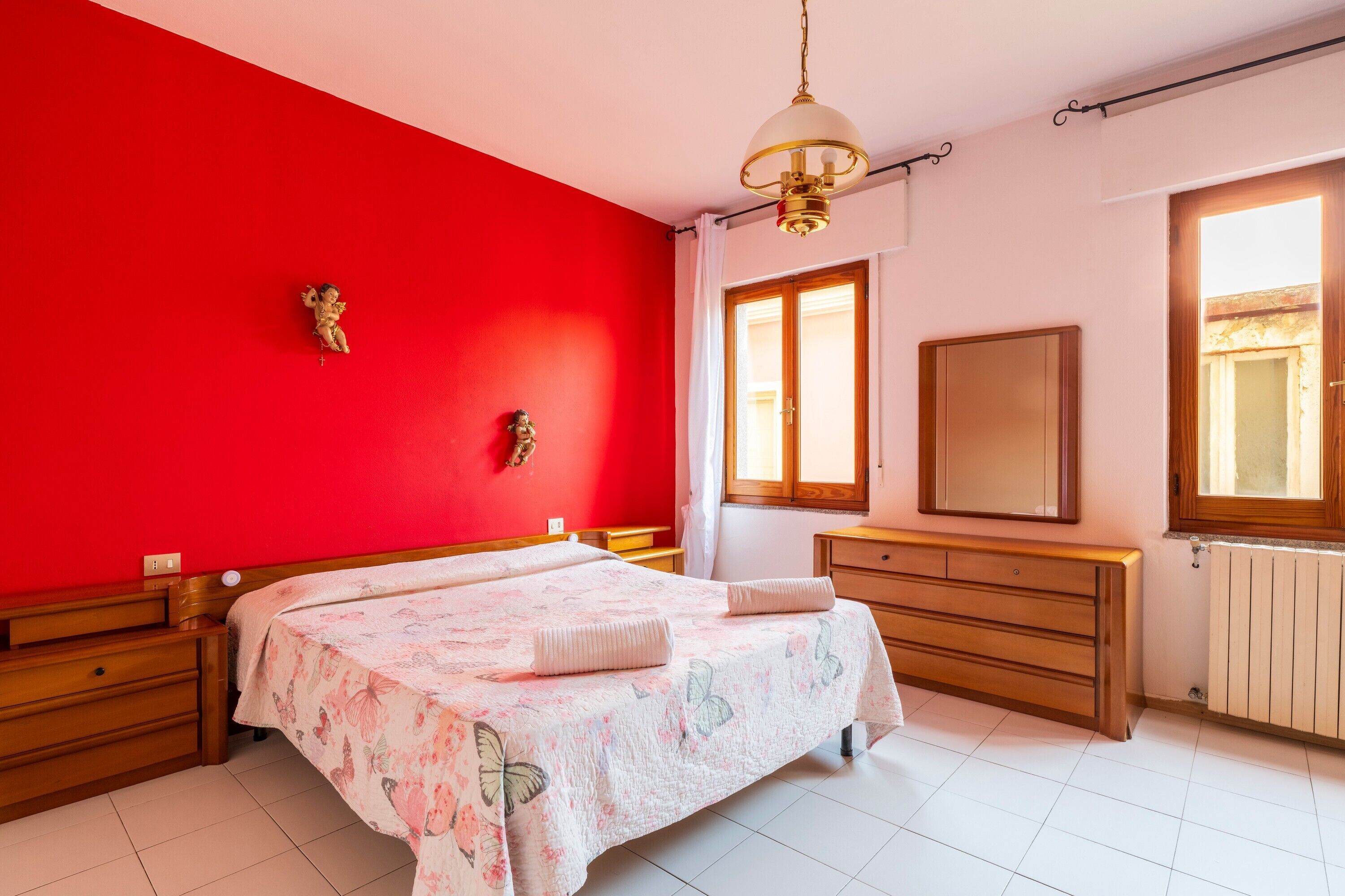 Tabla de planchar con plancha, wifi y ropa de cama 