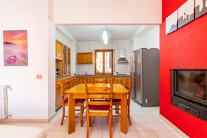 Dining - Apartment 'Valentina' with Balcony, Wi-Fi and Air Conditioning (Jerzu)