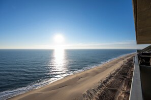 Beach - Bi-level, direct oceanfront retreat with bayviews and indoor pool (Ocean City)