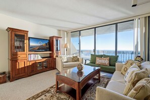 TV - Bi-level, direct oceanfront retreat with bayviews and indoor pool (Ocean City)