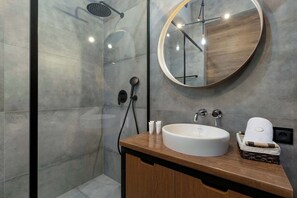 Dusche, Haartrockner, Handtücher, Shampoo