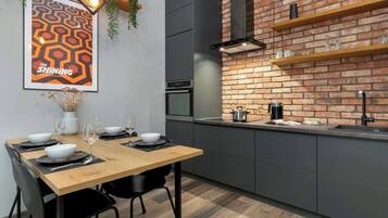 Fridge, oven, stovetop, dishwasher