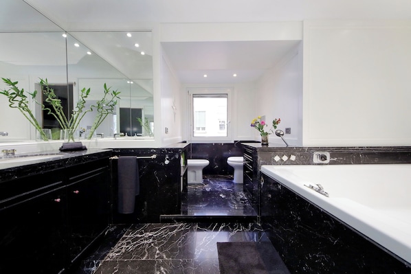 Jetted bath, hair dryer, bidet, towels - Relais Popolo - Luxury Suites (Roma)
