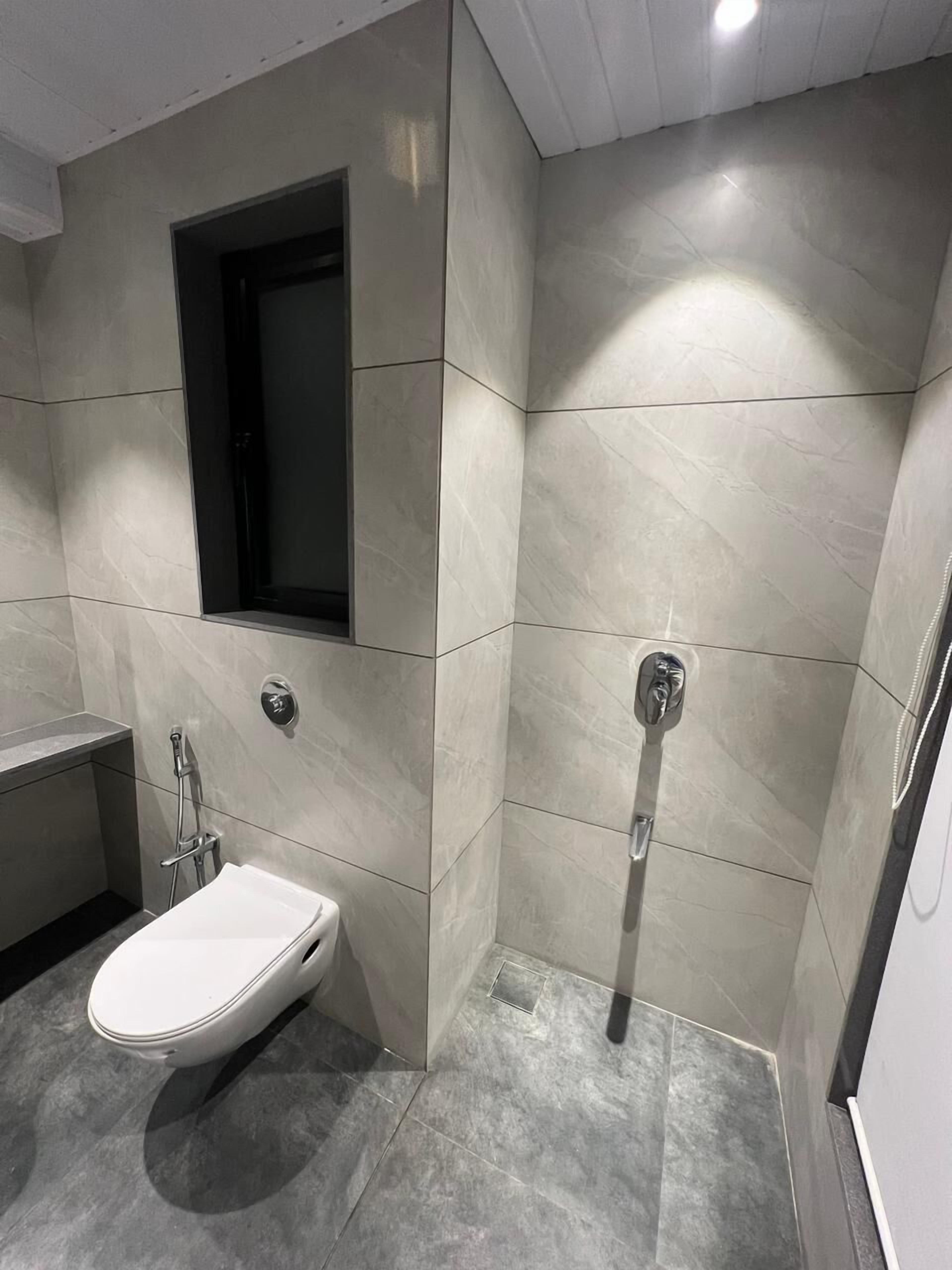 Deluxe Room | Bathroom | Shower, hair dryer, towels, soap