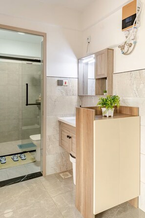 Shower, bidet, towels, soap - Cozy 1-bedroom apartment with AC in serene Nairobi (Nairobi Kileleshwa)