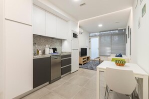 Standard Studio | Private kitchen | Fridge, microwave, stovetop, toaster - Dobo Madrid ANR1 (Madrid)