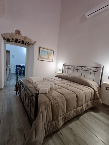 Bed and Breakfast 'Camera Nuraghe Ruggiu' with Private Terrace, Wi-Fi and Air Conditioning