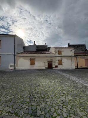 Exterior - Bed and Breakfast 'Camera Nuraghe Ruggiu' with Private Terrace, Wi-Fi and Air Conditioning (Pozzomaggiore)