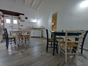 Dining - Bed and Breakfast 'Camera Nuraghe Ruggiu' with Private Terrace, Wi-Fi and Air Conditioning (Pozzomaggiore)