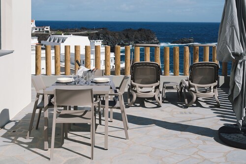 Villa Vista, your suite in front of the sea in El Hierro. Exclusivity and privacy.