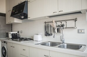 Microwave, stovetop - Milan Affori Bright four-room apartment with balcony in every room (Milano)