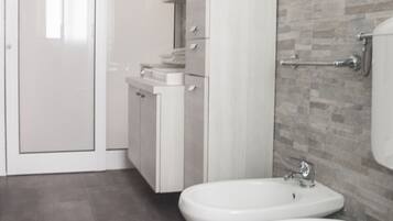 Doccia, asciugacapelli, bidet, asciugamani
