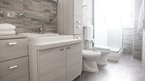 Shower, hair dryer, bidet, towels - Milan Affori Bright four-room apartment with balcony in every room (Milano)