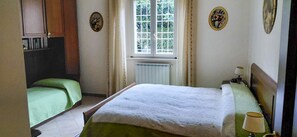 2 室のベッドルーム、デスク、WiFi、ベッドシーツ
