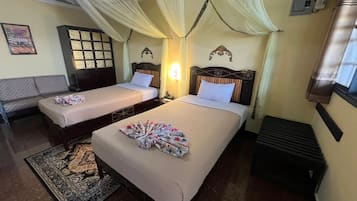 Deluxe dubbelrum eller tvåbäddsrum | Skrivbord, strykjärn/strykbräda och gratis wi-fi