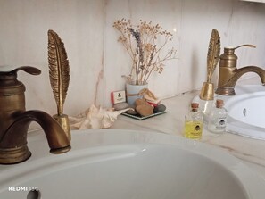 Towels, toilet paper - Beautiful Chalet-style house. 10 min from Paris (Colombes)
