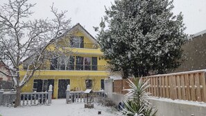 Exterior - Beautiful Chalet-style house. 10 min from Paris (Colombes)