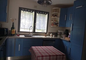 Private kitchen - Beautiful Chalet-style house. 10 min from Paris (Colombes)