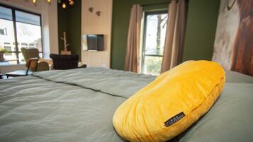 Deluxe Studio, 1 King Bed, Kitchenette, Garden View | Blackout drapes, soundproofing, iron/ironing board, free WiFi