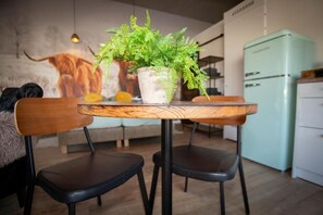 Luxury Studio, 1 King Bed, Mobility Accessible, Ground Floor | Dining - B&B Slapen bij de bakker  (Heemskerk)