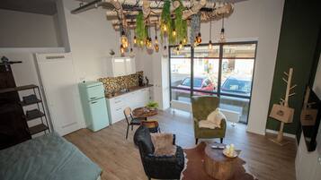 Studio Deluks, 1 Tempat Tidur King, dapur kecil, pemandangan kebun | Dapur kecil pribadi