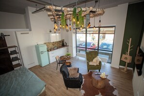 Estudio Deluxe, 1 cama King size, cocineta, vista al jardín | Cocineta privada