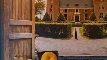 Luxury Studio, 1 King Bed, Kitchenette, Garden View | Blackout curtains, soundproofing, iron/ironing board, free WiFi