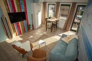 Family Studio, Multiple Beds, Pets allowed, Garden View | Living area