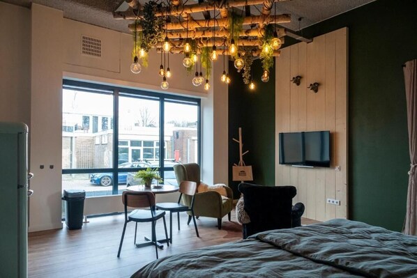 Luxury Studio, 1 King Bed, Mobility Accessible, Ground Floor | Blackout drapes, soundproofing, iron/ironing board, free WiFi - B&B Slapen bij de bakker  (Heemskerk)