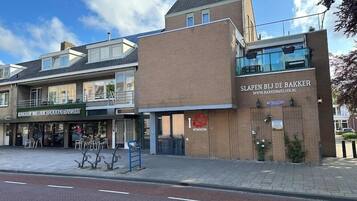 Luxury Studio, 1 King Bed, Mobility Accessible, Ground Floor | Street view