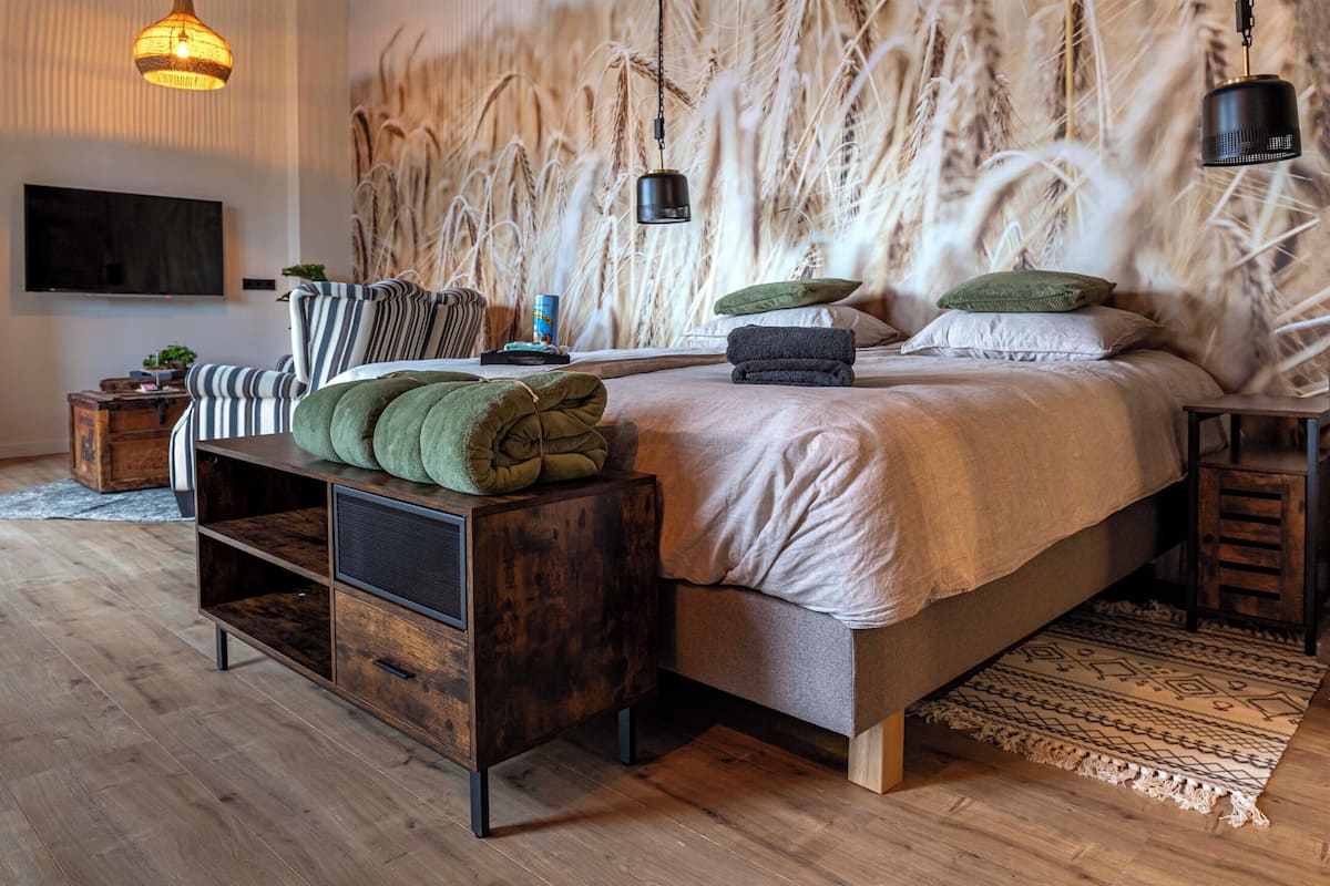 Deluxe Studio, 1 King Bed, Kitchenette, Garden View | Blackout curtains, soundproofing, iron/ironing board, free WiFi