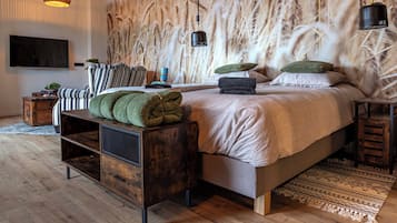 Studio Deluks, 1 Tempat Tidur King, dapur kecil, pemandangan kebun | Tirai kedap cahaya, kedap suara, setrika/meja setrika, dan Wi-Fi gratis