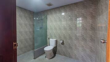 Villa clásica, 2 habitaciones | Baño | Secadora de cabello, toallas, jabón, shampoo