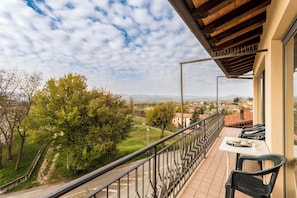 Apartment, Balcony | Outdoor dining - Panoramic Apartment near Gubbio (Sigillo)