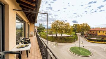 Appartamento, balcone | Ristorazione all'aperto