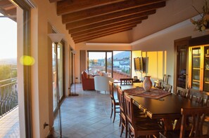 Apartemen, balkon | Tempat makan